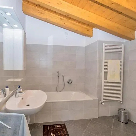 Bella Comacina Sp Dach-ferienwohnung Apartman Ossuccio